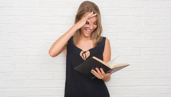 Mulher Bonita Sobre Parede Tijolo Branco Lendo Livro Com Rosto — Fotografia de Stock