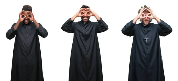 指の間から目をこだわりの双眼鏡のような ジェスチャーを行う分離の背景以上のキリスト教の司祭男性のコラージュ クレイジー式 — ストック写真