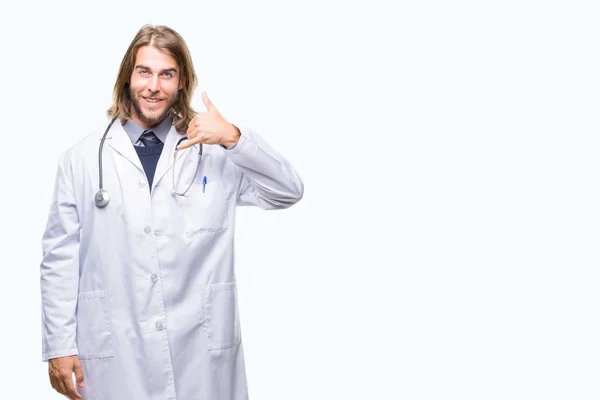 Joven Médico Guapo Con Pelo Largo Sobre Fondo Aislado Sonriendo — Foto de Stock