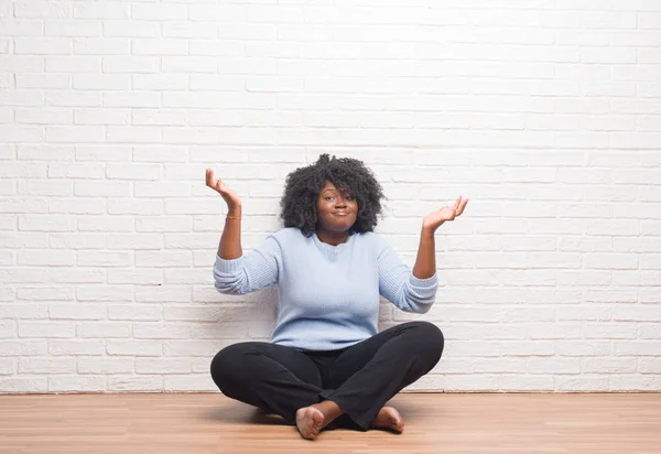 Mladá Africká Americká Žena Sedící Podlaze Domácí Bezradný Zmateni Výraz — Stock fotografie