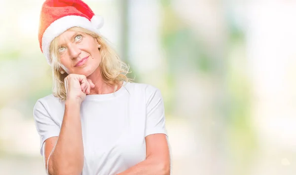 Блондинка Средних Лет Носит Рождественскую Шляпу Изолированном Фоне Рукой Подбородке — стоковое фото