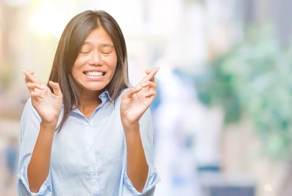 Jonge Aziatische Zakenvrouw Geïsoleerde Achtergrond Glimlachend Kruising Vingers Met Ogen — Stockfoto