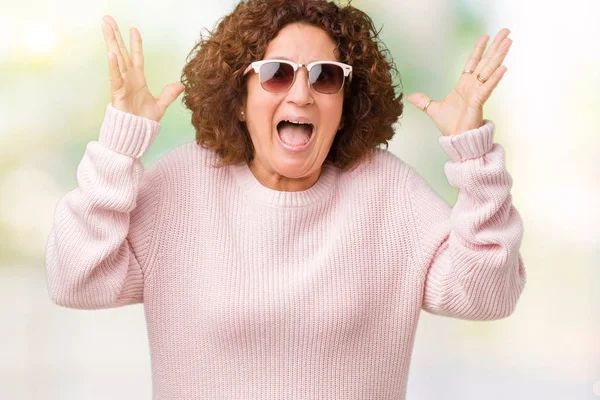 Die Schöne Seniorin Mittleren Alters Trägt Rosa Pullover Und Sonnenbrille — Stockfoto