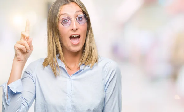 Junge Schöne Frau Mit Sonnenbrille Über Isoliertem Hintergrund Mit Erhobenem — Stockfoto