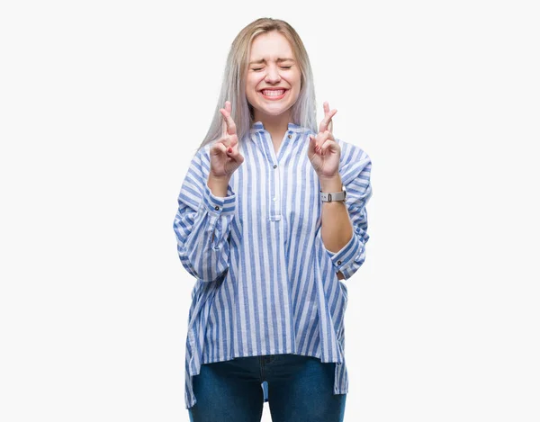 Mujer Rubia Joven Sobre Fondo Aislado Sonriendo Cruzando Los Dedos — Foto de Stock