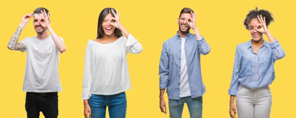 グループの人々 女性や手の笑顔 幸せそうな顔で指を通して見る目で のジェスチャーを行う分離背景がカラフルな黄色以上の男性のコラージュ — ストック写真