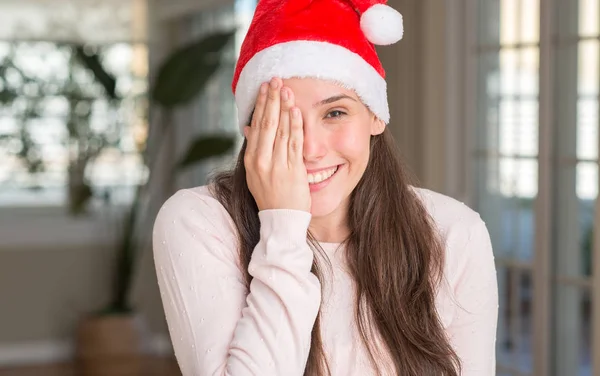 Mulher Bonita Usando Chapéu Papai Noel Casa Cobrindo Olho Com — Fotografia de Stock