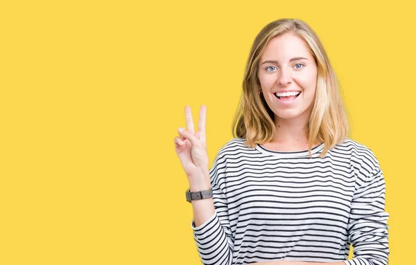 Hermosa Mujer Joven Con Suéter Rayas Sobre Fondo Aislado Sonriendo —  Fotos de Stock