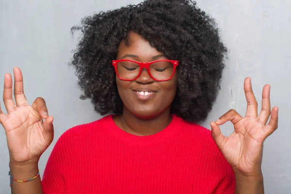 Unga Afroamerikanska Size Kvinna Över Grå Grunge Vägg Vinter Tröja — Stockfoto