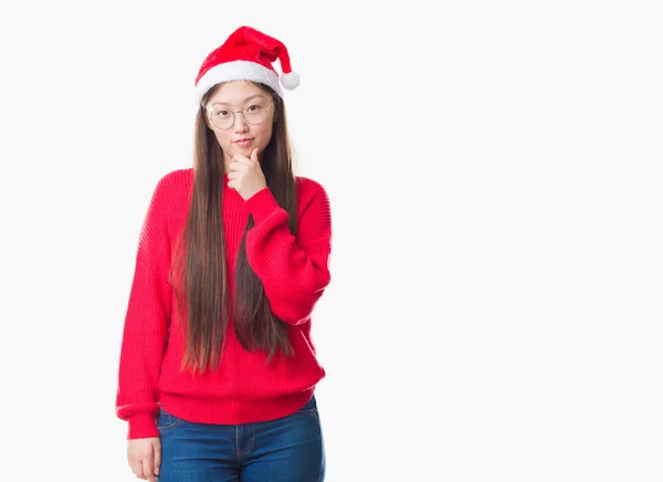 Mulher Chinesa Jovem Sobre Fundo Isolado Vestindo Chapéu Natal Olhando — Fotografia de Stock