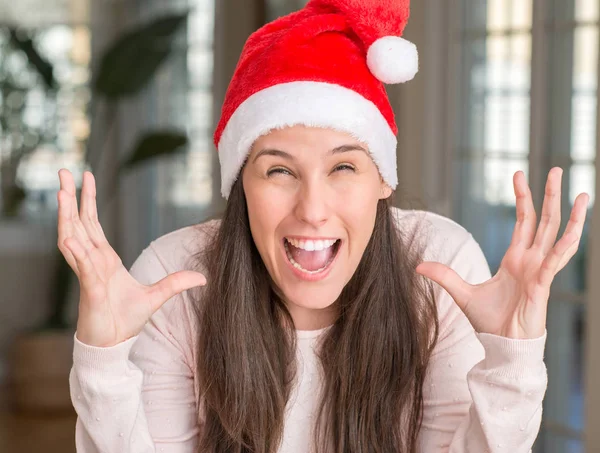 Mulher Bonita Usando Chapéu Papai Noel Casa Louco Louco Gritando — Fotografia de Stock