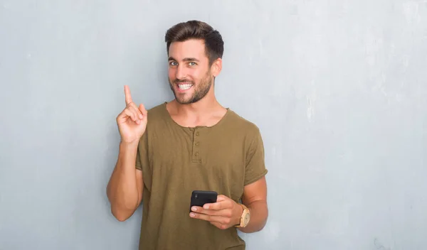 Bello Giovane Uomo Sopra Grigio Grunge Parete Sms Messaggio Utilizzando — Foto Stock