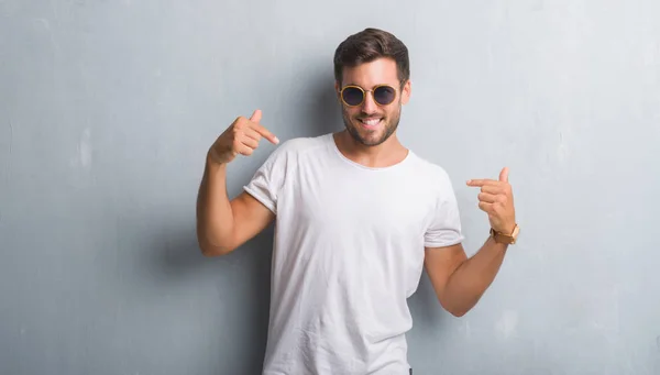 Gutaussehender Junger Mann Über Grauer Grunge Wand Mit Sonnenbrille Der — Stockfoto