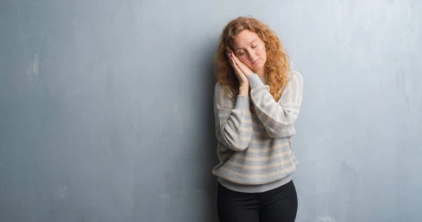 Jonge Roodharige Vrouw Grijs Grunge Muur Slapen Moe Dromen Poseren — Stockfoto