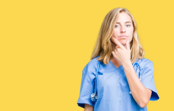 Schöne Junge Ärztin Die Medizinische Uniform Über Isoliertem Hintergrund Trägt — Stockfoto