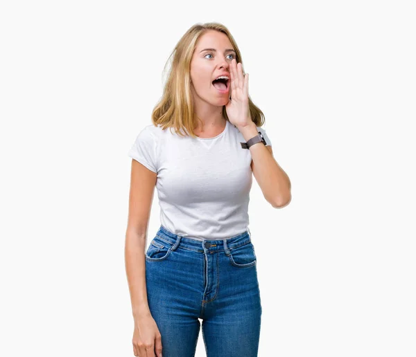 Mooie Jonge Vrouw Dragen Casual Wit Shirt Geïsoleerde Achtergrond Schreeuwen — Stockfoto