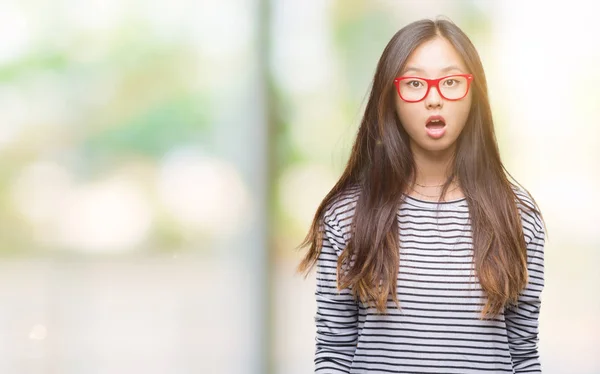 Joven Asiático Mujer Usando Gafas Sobre Aislado Fondo Miedo Shocked —  Fotos de Stock