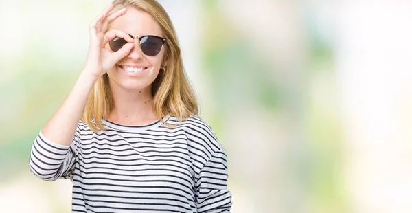 Mulher Bonita Usando Óculos Sol Sobre Fundo Isolado Fazendo Gesto — Fotografia de Stock