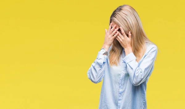 Jovem Mulher Negócios Loira Bonita Usando Óculos Sobre Fundo Isolado — Fotografia de Stock