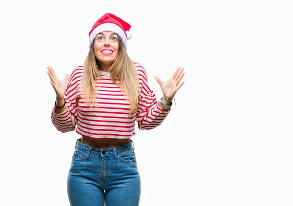 若くてきれいな女性をクリスマスの帽子をかぶっては狂気の背景を分離し 怒って叫んで 叫んで積極的な表現と腕を上げます 欲求不満のコンセプト — ストック写真