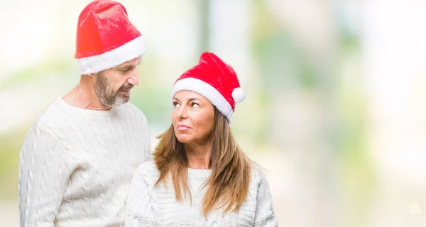 Coppia Ispanica Mezza Età Che Indossa Cappello Natale Sfondo Isolato — Foto Stock