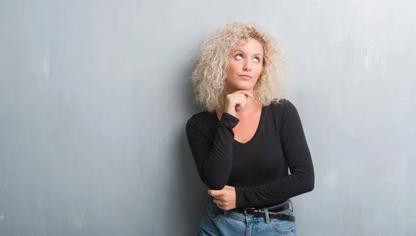 Jonge Blonde Vrouw Met Krullend Haar Grunge Grijze Achtergrond Ernstige — Stockfoto