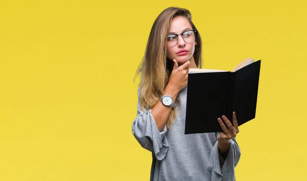 Ung Vacker Blond Kvinna Läser Bok Över Isolerade Bakgrund Allvarligt — Stockfoto