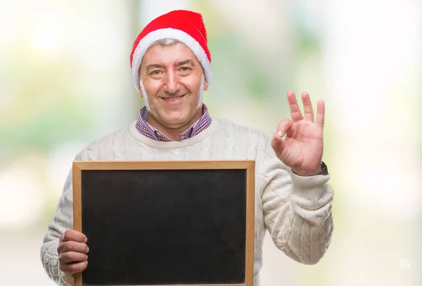 Hombre Mayor Guapo Con Sombrero Navidad Celebración Pizarra Sobre Fondo — Foto de Stock