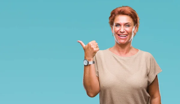 Mulher Ruiva Caucasiana Sênior Atrativa Sobre Fundo Isolado Sorrindo Com — Fotografia de Stock