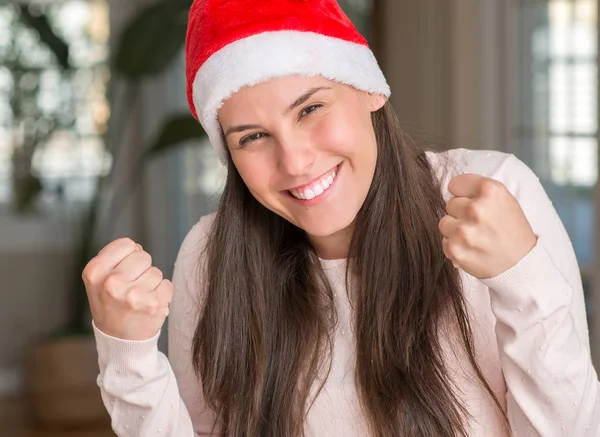 Молодая Женщина Шляпе Санта Клауса Дома Счастлива Воодушевлена Делая Выигрышный — стоковое фото