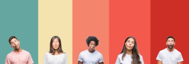 Kolaj farklı etnik genç insanlar izole renkli çizgili arka plan yapma balık yüzüne dudaklı, çılgın ve komik bir jest. Komik ifade.