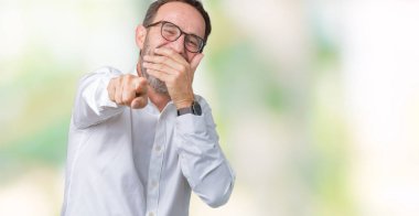 Gülme sizin parmak el kamerasıyla ağzına, utanç ifadesi işaret eden yakışıklı orta yaş zarif üst düzey iş adam gözlük izole üzerinde arka plan