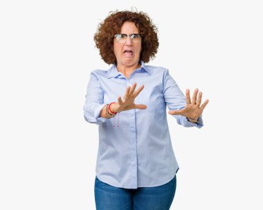 Güzel orta ager üst düzey businees kadın üzerinde gözlük takan şokta bağırarak arka plan korkuyor ve dehşet korku ifade dur hareketi el ile ile izole. Panik kavramı.