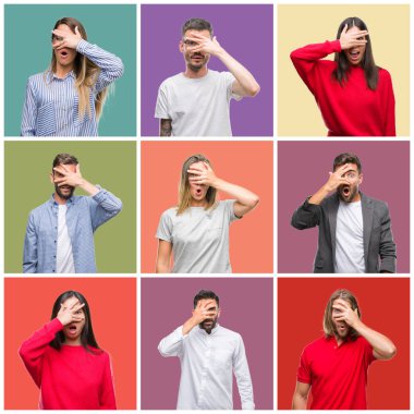 Kolaj grup insanlar, kadın ve erkekler yüz ve gözler el ile kapsayan şok bakmak renkli izole arka plan üzerinde mahcup ifadeyle parmaklarımın arasından arıyorum.
