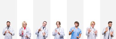 Kolaj çizgili izole arka plan üzerinde profesyonel doktorlar bir tiksinti ifadesi, memnun ve korkulu tiksinti yüz yapıyorsun çünkü nefret tepki. Elleriyle kaldırdı. Sinir bozucu kavramı.