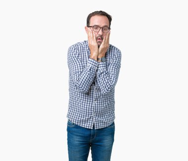 Yüz, depresyon ve üzüntü, kapsayan izole arka plan yorgun eller üzerinde gözlük takan yakışıklı orta yaş zarif komuta sizde üzgün ve sorun için tahriş