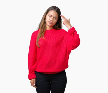 Genç güzel esmer kadın giyiyor kırmızı kış kazak izole üzerinde çekim ve öldürmek kendini kafa, intihar jest el ve parmak işaret arka plan.