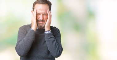 Çünkü üzerinde bir kazak giyen yakışıklı orta yaş üst düzey adam arka plan baş baş ağrısı için el ile izole stres. Migren muzdarip.