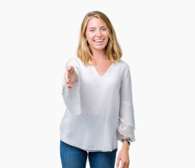 Güzel genç zarif kadın dostu sunan el sıkışma tebrik ve davet edici olarak gülümseyen izole arka plan yüzünden. Başarılı iş.