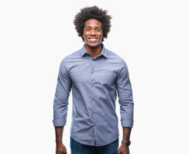Yüzünde mutlu ve güzel bir gülümseme ile izole arka plan üzerinde Afro Amerikalı adam. Şanslı kişi.