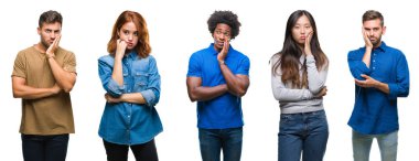Afrikalı-Amerikalı bileşimi, İspanyol ve Çinli grup izole beyaz arka plan düşünme seyir üzerinde yorgun ve sıkılmış çapraz silah depresyon sorunları ile.