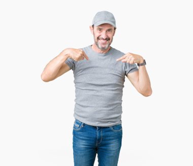 Yakışıklı orta yaş ağarmış komuta sizde yüzünde gülümseme ile kendinden emin görünüyorsun, kendini gururlu ve mutlu parmakları ile işaret izole arka plan üzerinde spor şapkası.