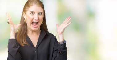 Güzel orta yaş olgun iş kadın deli kutluyor arka plan izole ve başarı için kaldırdı kollarını açarak hayrete ve heyecanlı çığlık gözleri açık. Kazanan kavramı