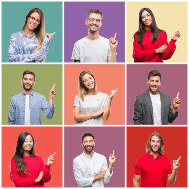 Kolaj grup insanlar, kadın ve erkek kameraya bakarak yan el ve parmak ile işaret yüzünde kocaman bir gülümseme ile izole renkli arka plan üzerinde.