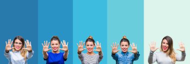 Kolaj gösterilen ve parmakları ile işaret eden oktan yukarı mavi çizgili izole arka plan üzerinde genç güzel kadın kendinden emin ve mutlu gülümseyerek süre on numara.