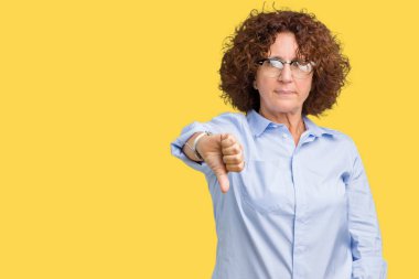 Güzel orta ager üst düzey businees kadın mutsuz ve kızgın ret gösterilen ve başparmak aşağı hareketi ile negatif seyir izole arka plan üzerinde gözlük takıyorum. Kötü ifade.