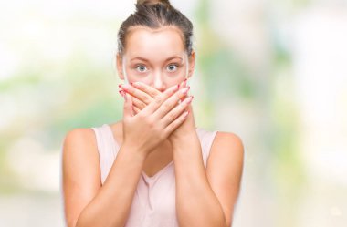 Genç beyaz güzel kadın izole arka plan ağız hata için elleriyle kapsayan şok yüzünden. Gizli kavramı.