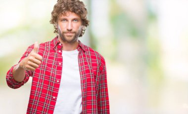 Tecrit edilmiş geçmişi olan yakışıklı İspanyol manken elle mutlu bir jest yapıyor. Kameraya bakıp başarıyı gösteren ifade onaylanıyor.