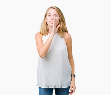 Kötü amaçlı konuşma konuşma fısıldayan gizli söylenti söylüyor dudaklarından el izole arka plan üzerinde güzel genç zarif kadın