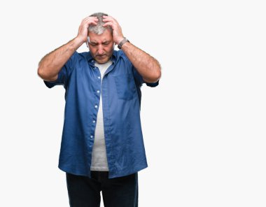 Üst düzey yakışıklı çünkü umutsuz ve stresli baş ağrısı acı izole arka plan üzerinde ağrı ve migren. Ellerini kafasına.